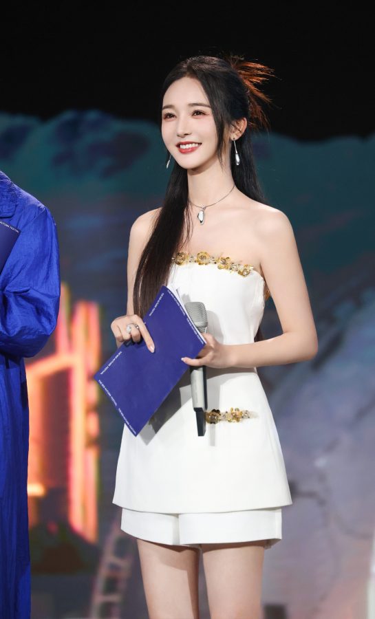 靳梦佳美大腿穿长靴主持晚会(7/9)