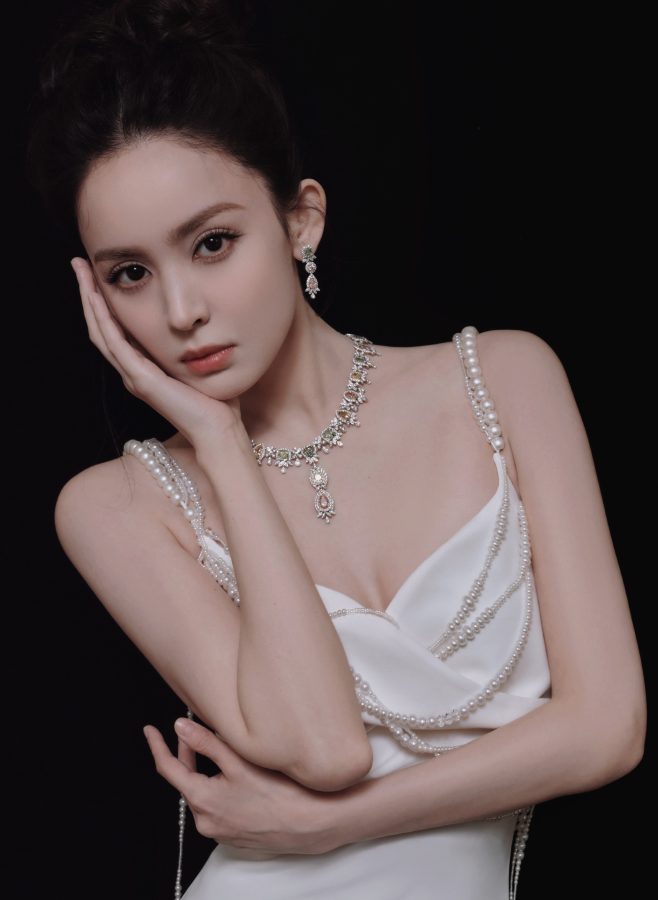 古力娜扎一袭纯白吊带礼服秀事业线和玉背(1/11)