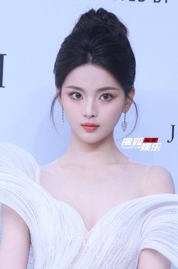 杨超越穿白色人鱼礼服美足踩缠带高跟凉鞋拍摄梦幻写真(12/12)