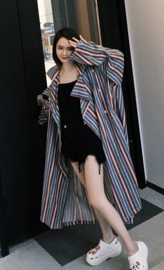 戚薇掀开大衣给你看她美丽的长腿(2/10)