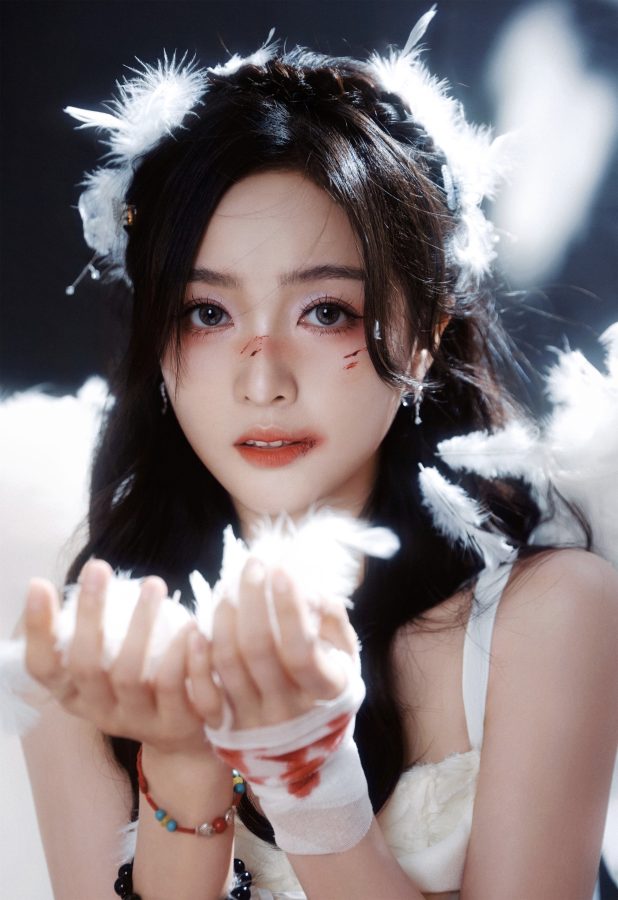 吴宣仪演绎战损版天使美腿受伤(7/8)
