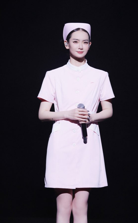 戚薇穿护士服演唱《星语星愿》(2/4)