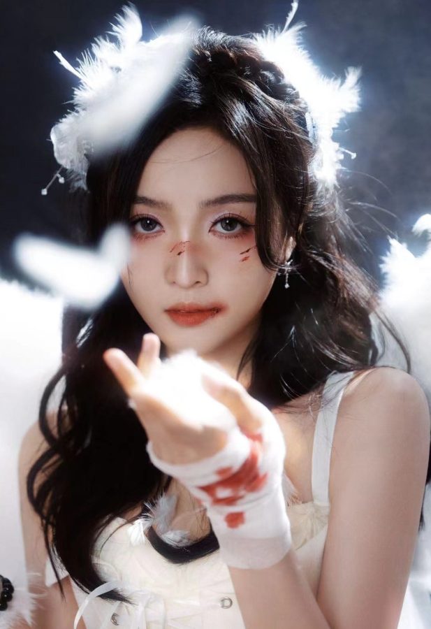吴宣仪演绎战损版天使美腿受伤(8/8)