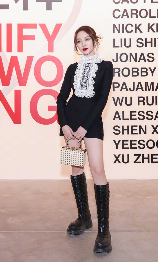 孟佳穿白蕾丝领口短裙秀大腿尽显优雅时尚(6/9)