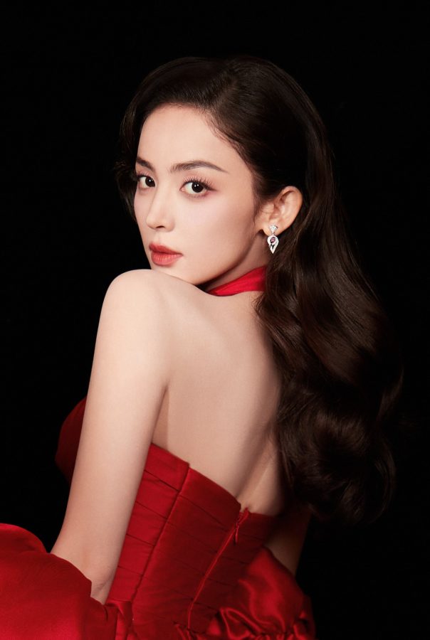 古力娜扎穿一条热烈红裙如一朵异域玫瑰出席搜狐时尚盛典(2/9)