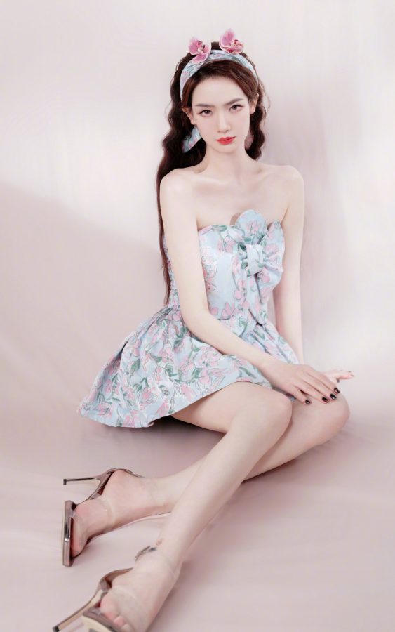 女明星戚薇穿低胸花裙秀纤细美腿，美足踩透明带细跟凉鞋(3/11)