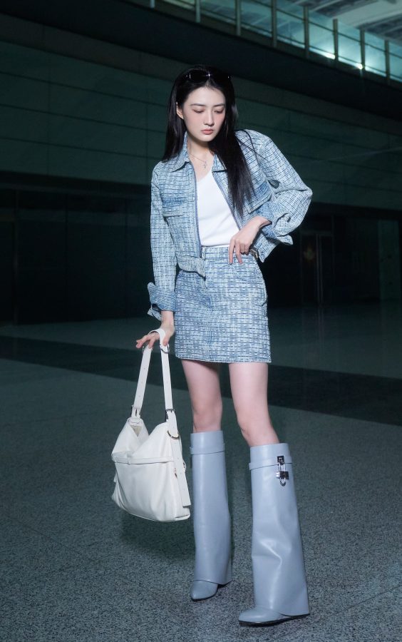 徐璐白皙玉腿穿长靴自信靓丽(2/7)