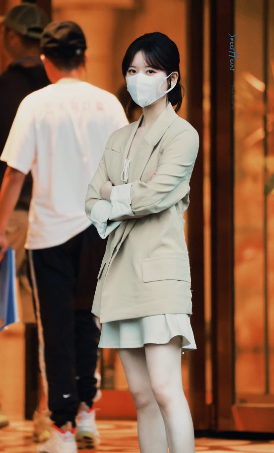 小姐姐赵露思戴口罩站在街头秀腿(2/4)