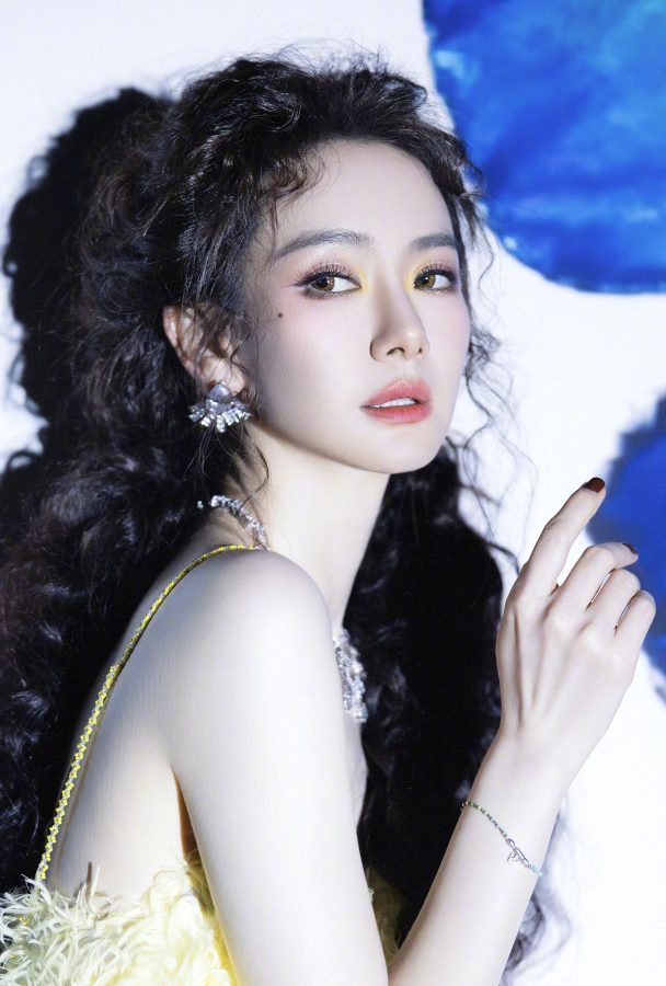 戚薇穿淡黄的长裙踩Giuseppe Zanotti尖头高跟(5/5)
