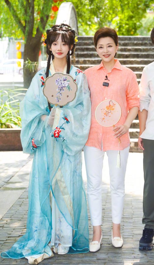 杨澜身着典雅古风裙腿穿肉丝拍摄美照(7/7)