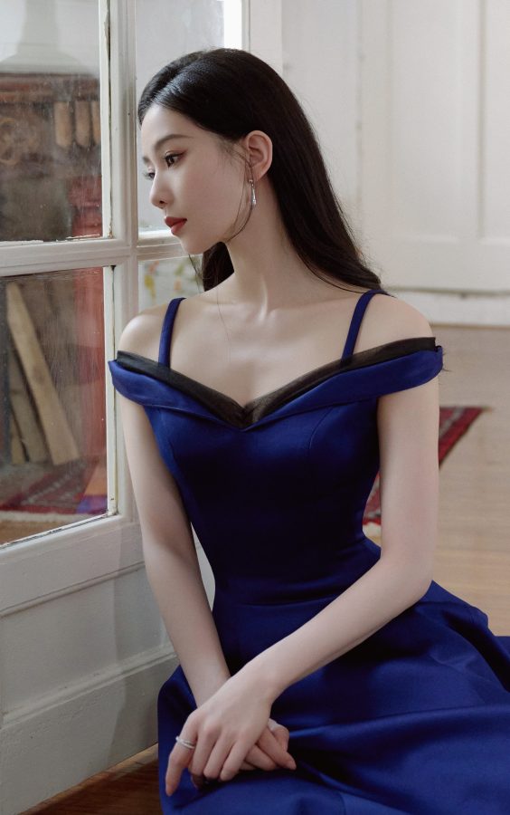 女明星刘诗诗穿低胸吊带蓝裙一张完美脸盯屏(3/4)