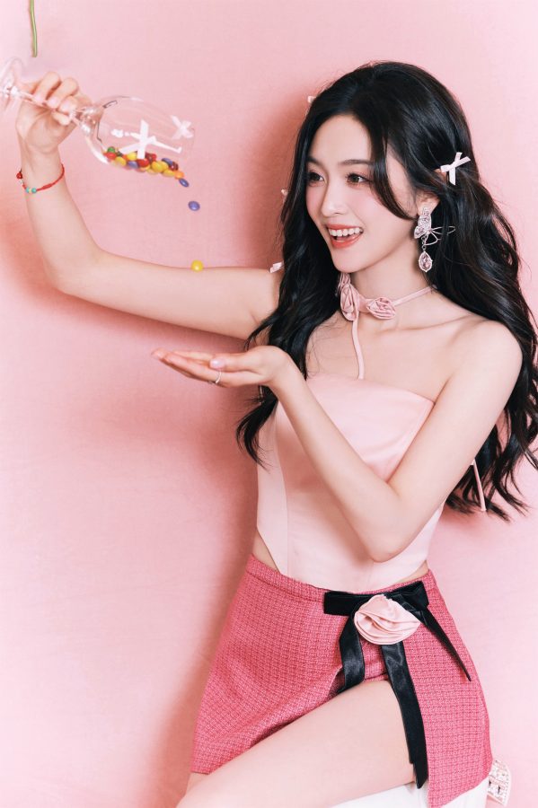 甜粉美少女吴宣仪短裙下纤细笔直的美腿(8/10)