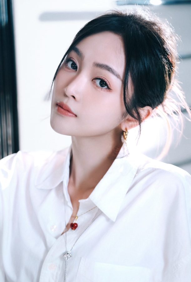 吴宣仪短裤长靴美腿交叉坐姿(10/11)
