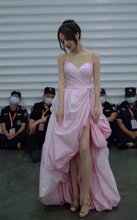 迪士尼在逃公主靳梦佳粉裙美腿高跟(1/2)