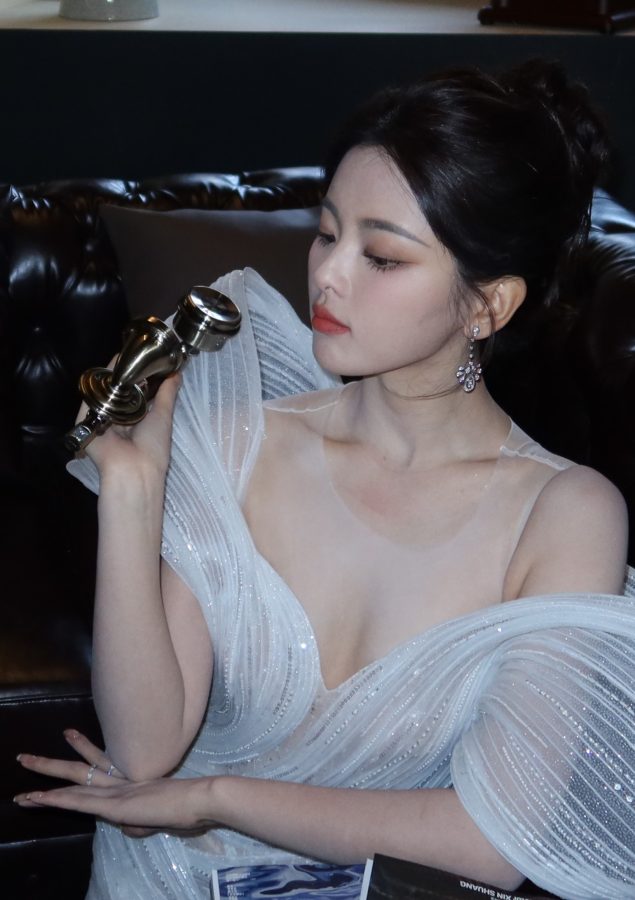 杨超越穿白色人鱼礼服美足踩缠带高跟凉鞋拍摄梦幻写真(8/12)