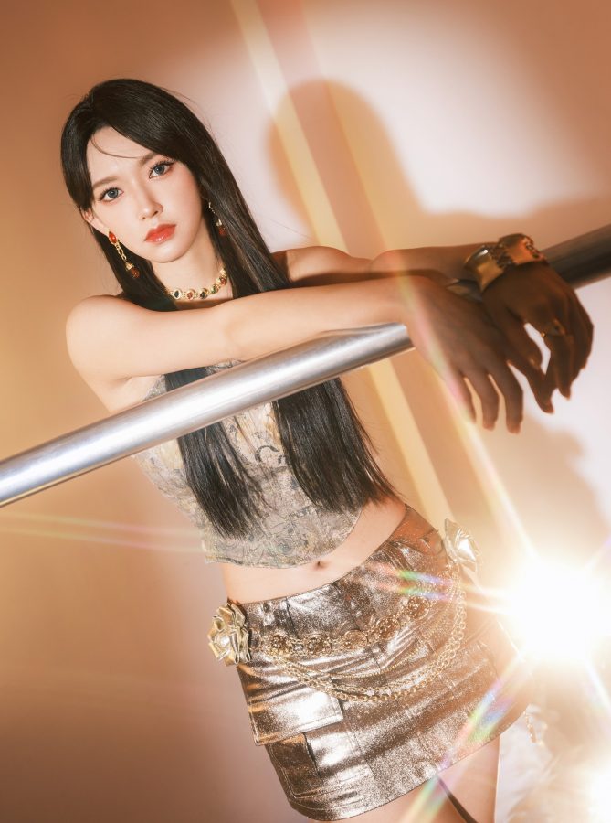 女歌手程潇黑长发超短裙美腿配长靴(5/12)