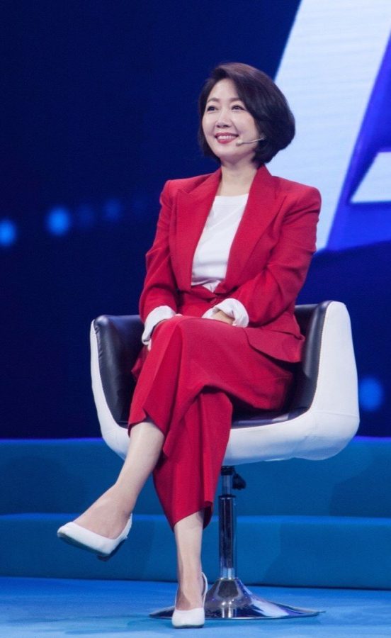 李东然脚踩细跟凉鞋和韩国电影研究专家范小青同台(2/2)