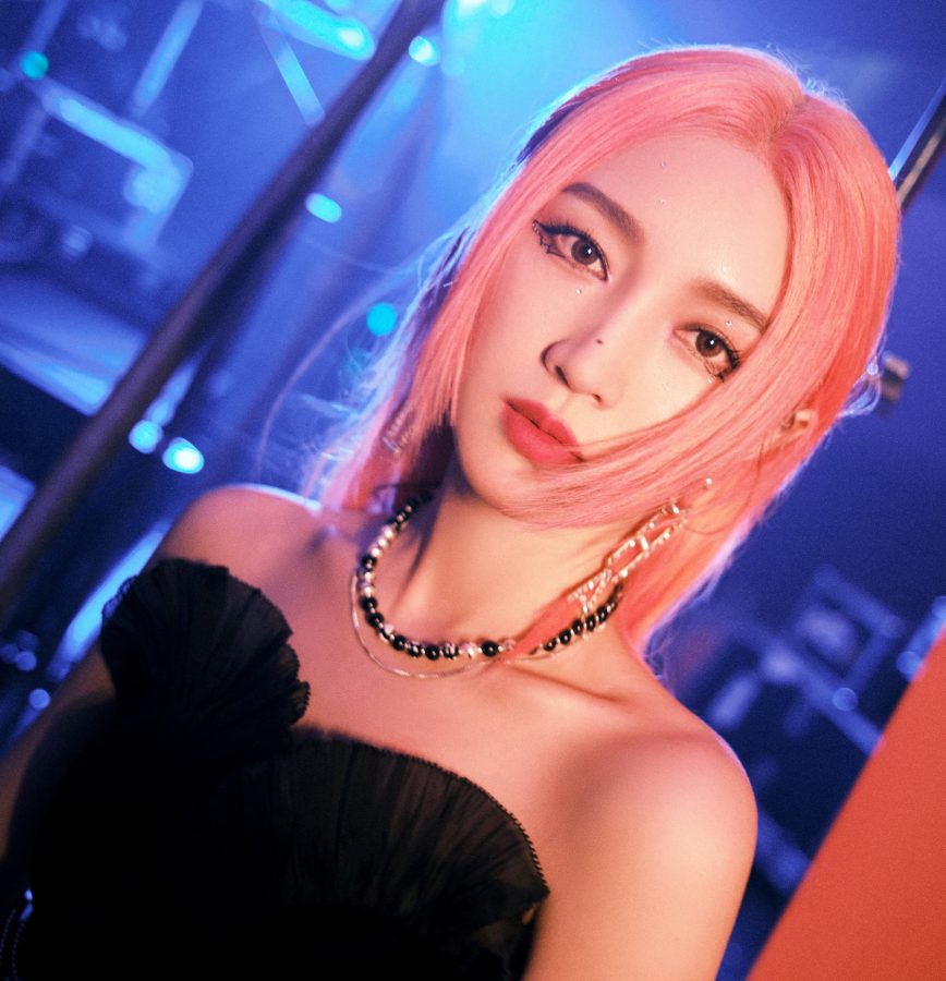 长直红发美女孟佳笔直漂亮的双腿(11/12)