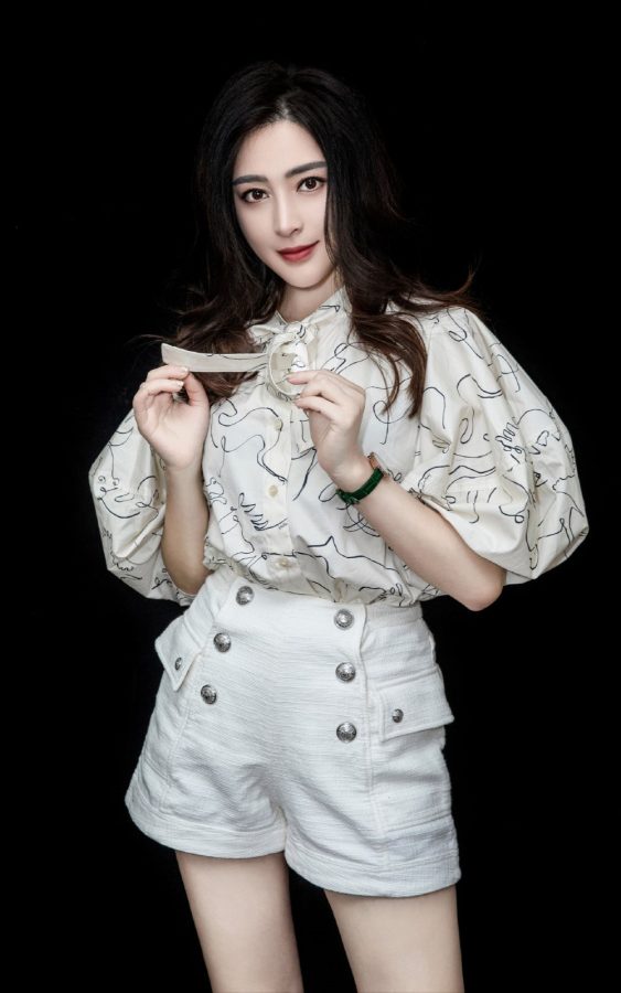 长腿美女甘婷婷穿白色短裤出席宣传活动(5/6)