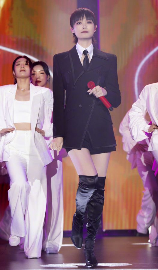 女歌手李宇春穿热舞踩长靴登台献唱(4/6)