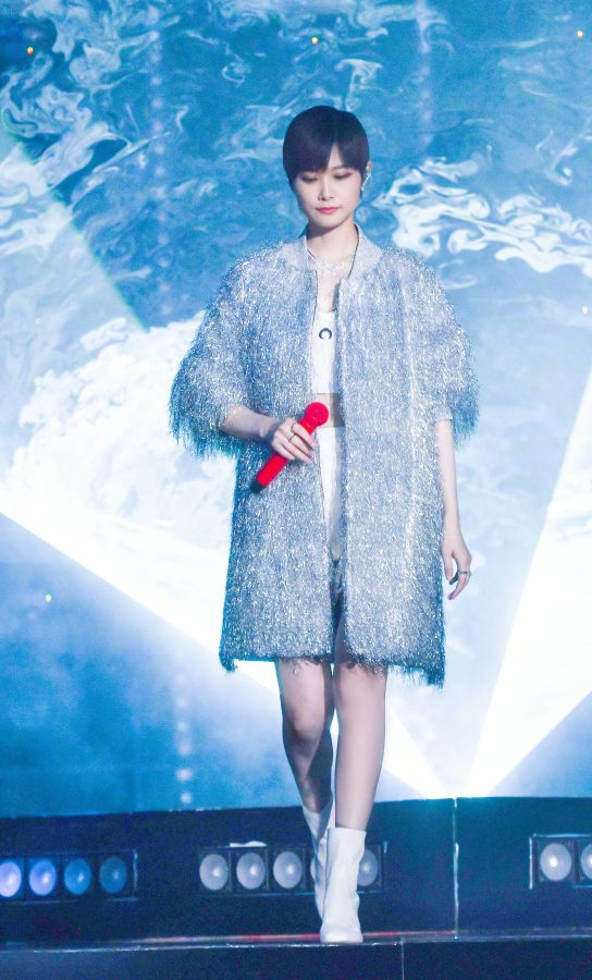 李宇春身着银色拉丝大外套内穿白色热裤秀玉腿(8/8)