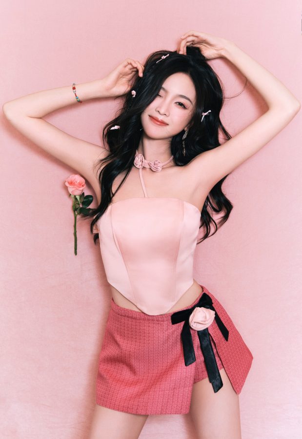 甜粉美少女吴宣仪短裙下纤细笔直的美腿(4/10)