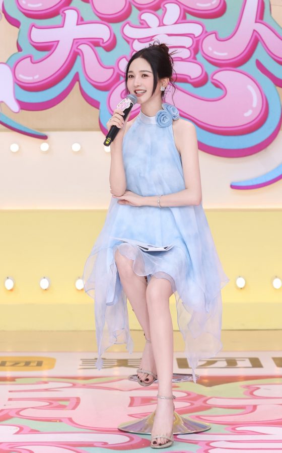 靳梦佳主持《我是大美人》细腿美足如玉(1/2)