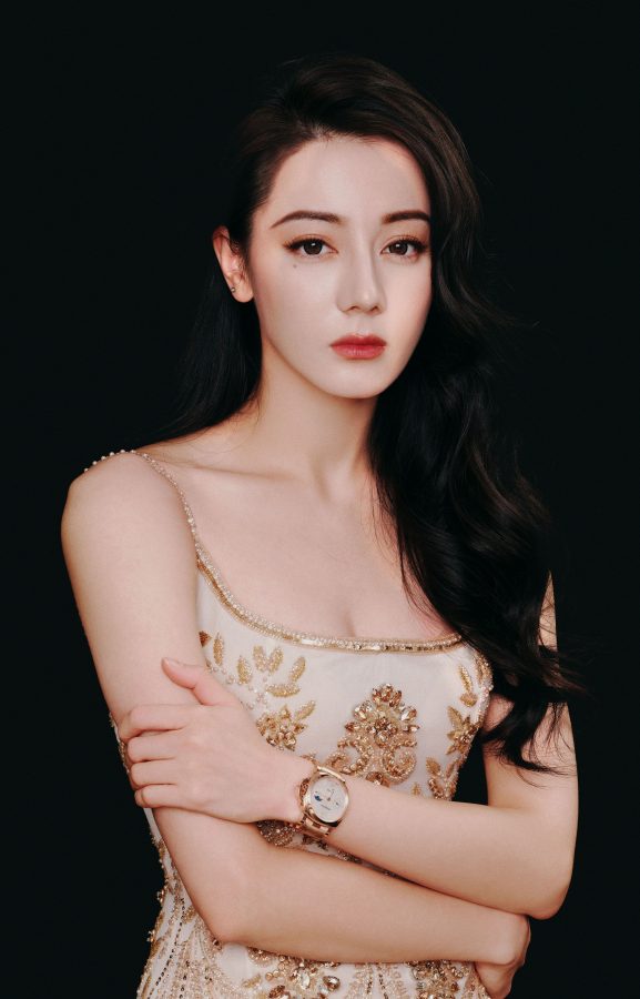 女明星迪丽热巴代言名表穿低胸吊带晚礼服展露事业线(4/9)