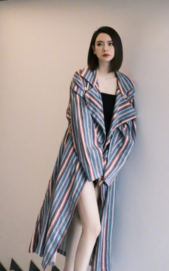 戚薇掀开大衣给你看她美丽的长腿(4/10)