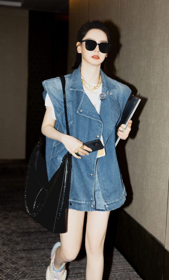 戚薇穿牛仔短裤露白皙长腿录制《女子推理社》(10/13)
