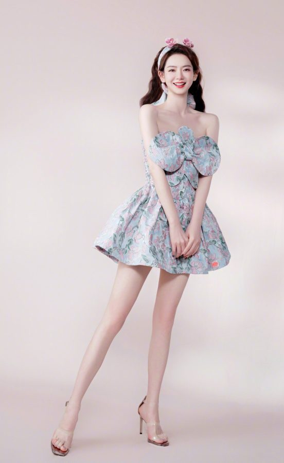女明星戚薇穿低胸花裙秀纤细美腿，美足踩透明带细跟凉鞋(1/11)