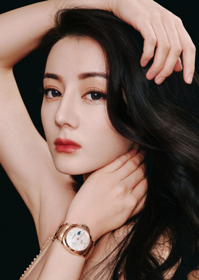 女明星迪丽热巴代言名表穿低胸吊带晚礼服展露事业线(9/9)