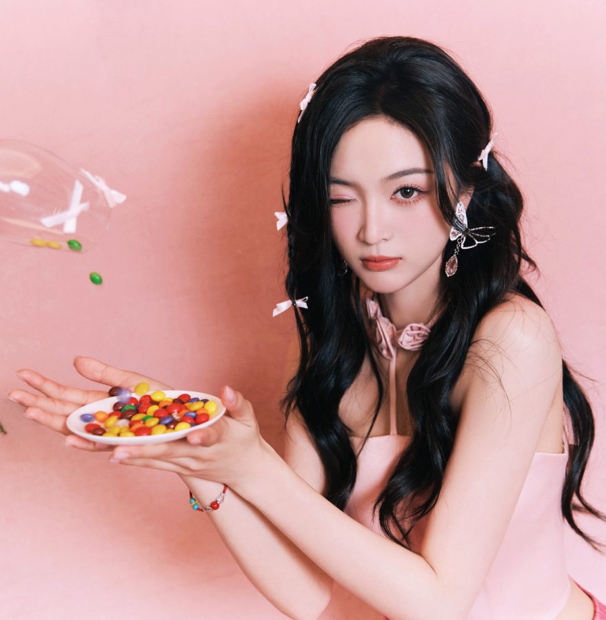 甜粉美少女吴宣仪短裙下纤细笔直的美腿(9/10)