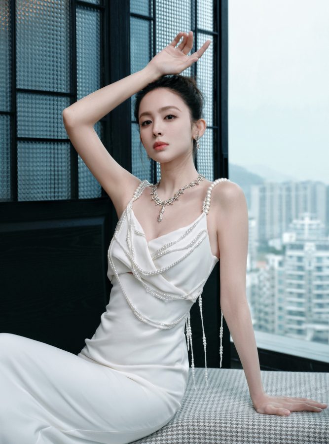 古力娜扎一袭纯白吊带礼服秀事业线和玉背(5/11)