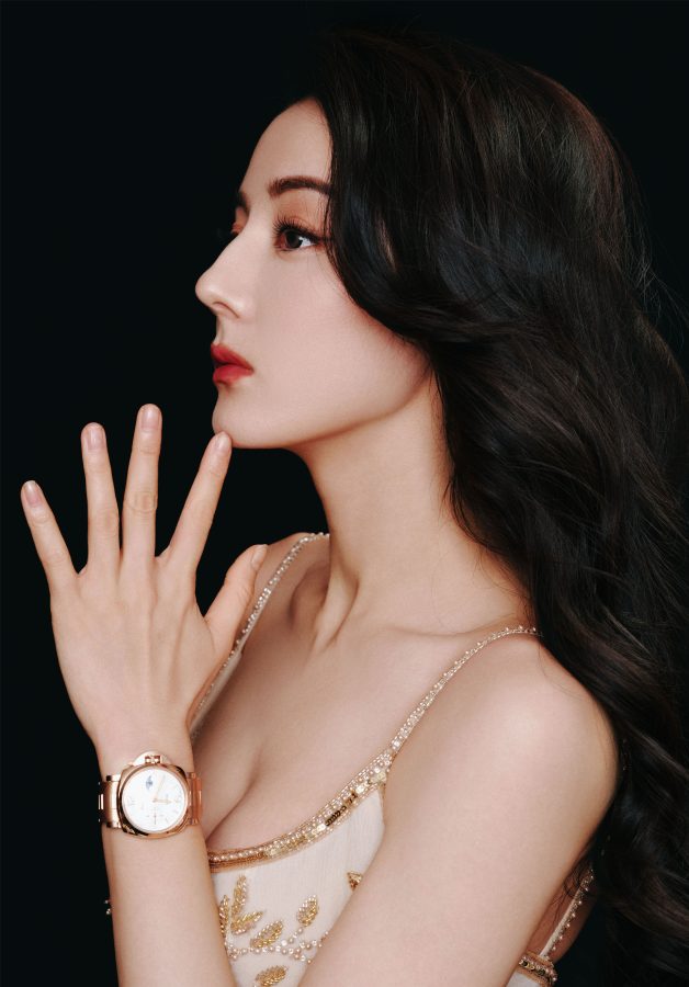 女明星迪丽热巴代言名表穿低胸吊带晚礼服展露事业线(7/9)
