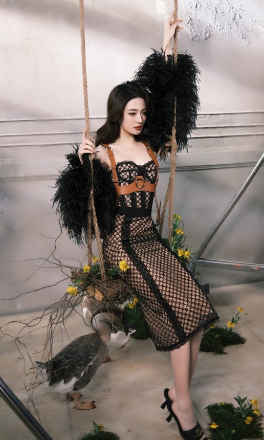 女明星徐璐为《男人装》杂志拍写真秀美腿(6/9)