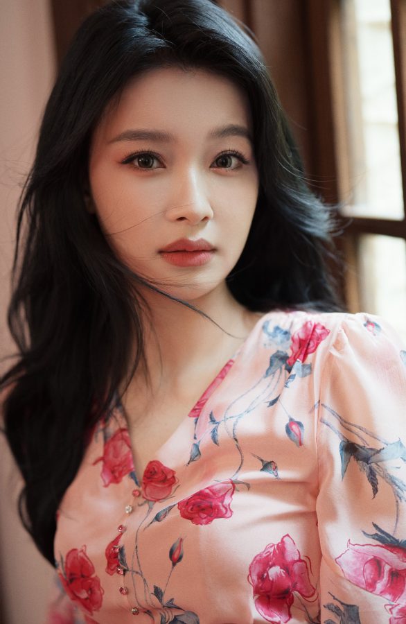 孙怡美足穿高跟凉鞋出席珂莱蒂尔品牌活动气质浪漫温柔(5/5)