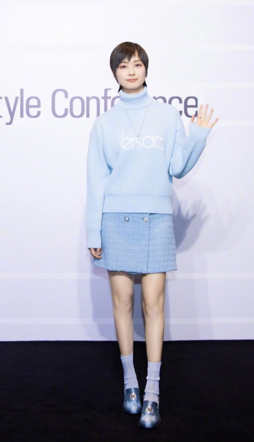李宇春穿一条蓝色迷你短裙美腿纤细(4/7)