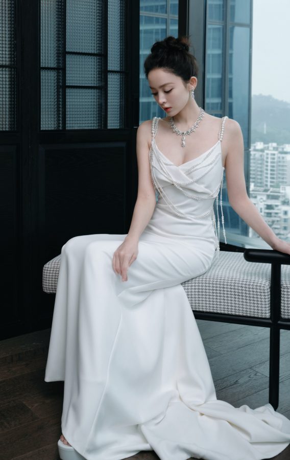 古力娜扎一袭纯白吊带礼服秀事业线和玉背(7/11)