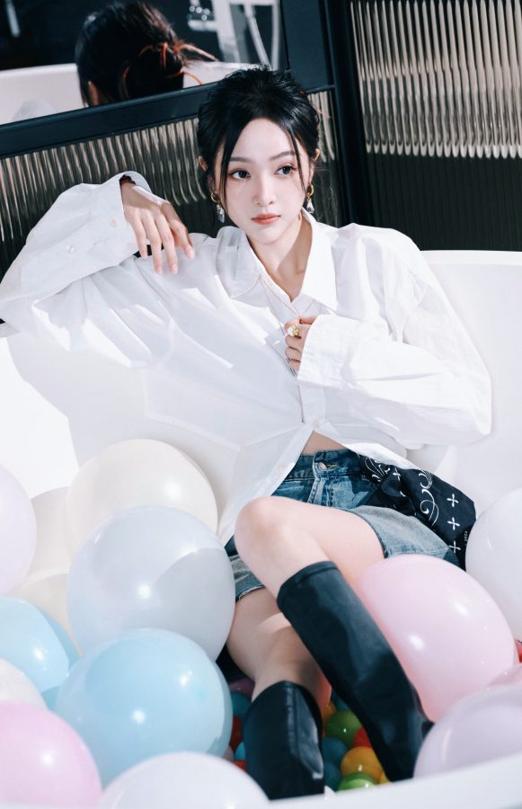 吴宣仪短裤长靴美腿交叉坐姿(4/11)