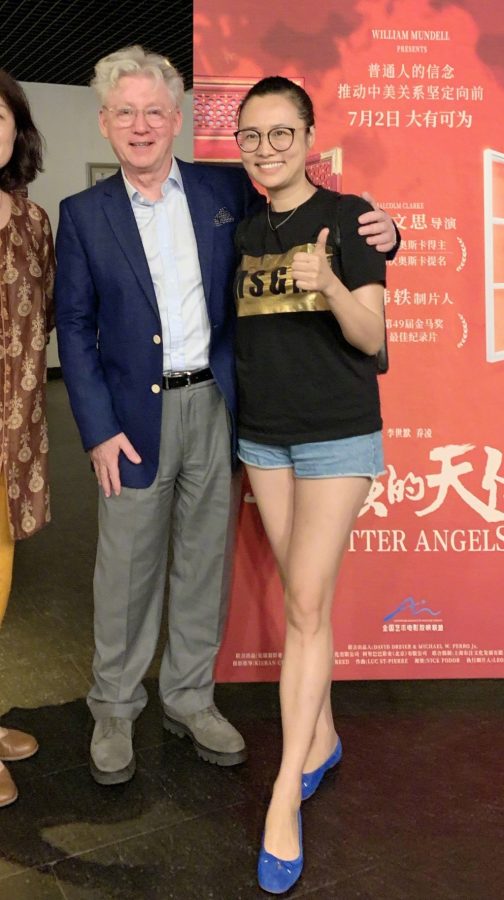 女主播王曦梁穿牛仔热裤秀美长腿(2/2)