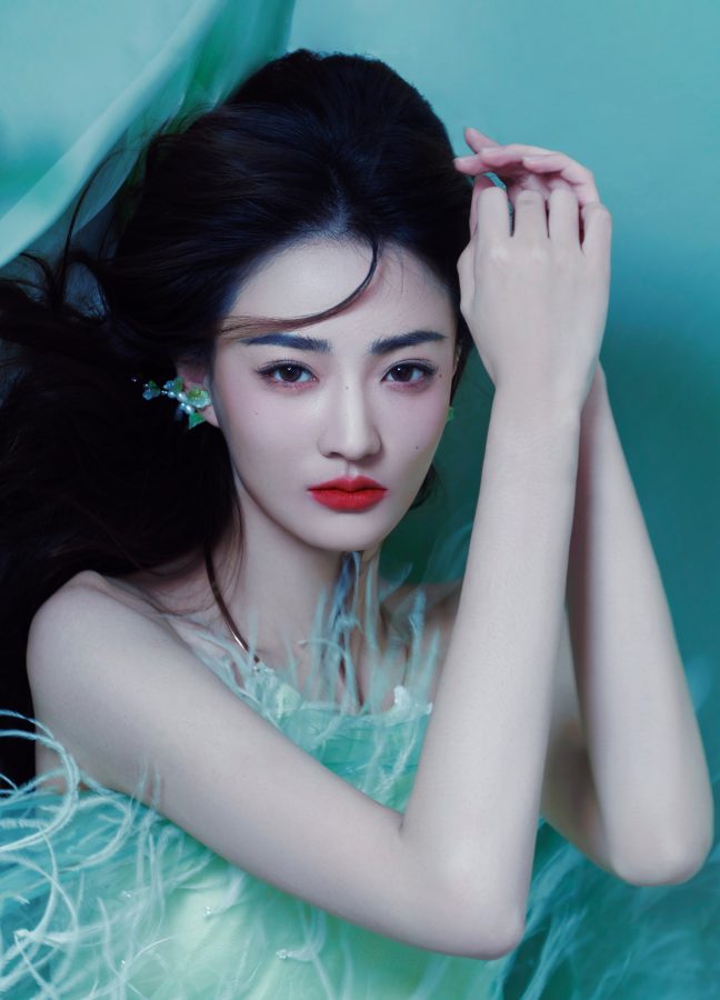 徐璐玉足踩透明带高跟凉鞋拍摄美艳大片(7/9)