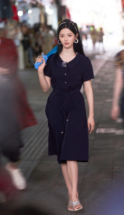 杨超越玉足踩高跟凉拖录制《盲盒旅行局》(2/3)