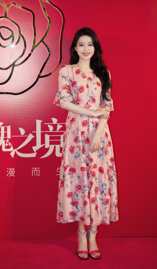 孙怡美足穿高跟凉鞋出席珂莱蒂尔品牌活动气质浪漫温柔(3/5)