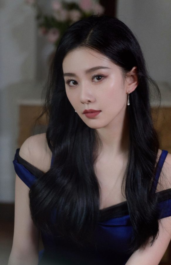 女明星刘诗诗穿低胸吊带蓝裙一张完美脸盯屏(4/4)