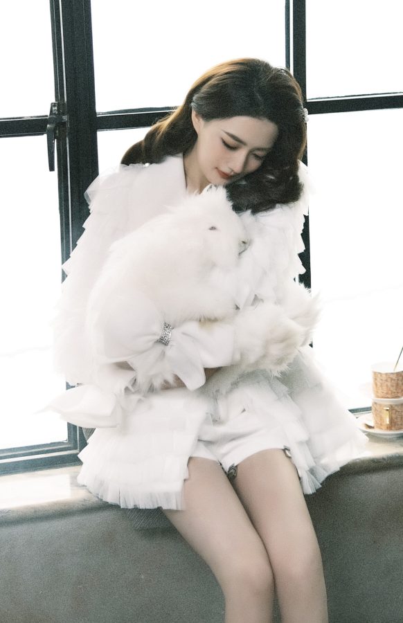 女明星徐璐为《男人装》杂志拍写真秀美腿(2/9)