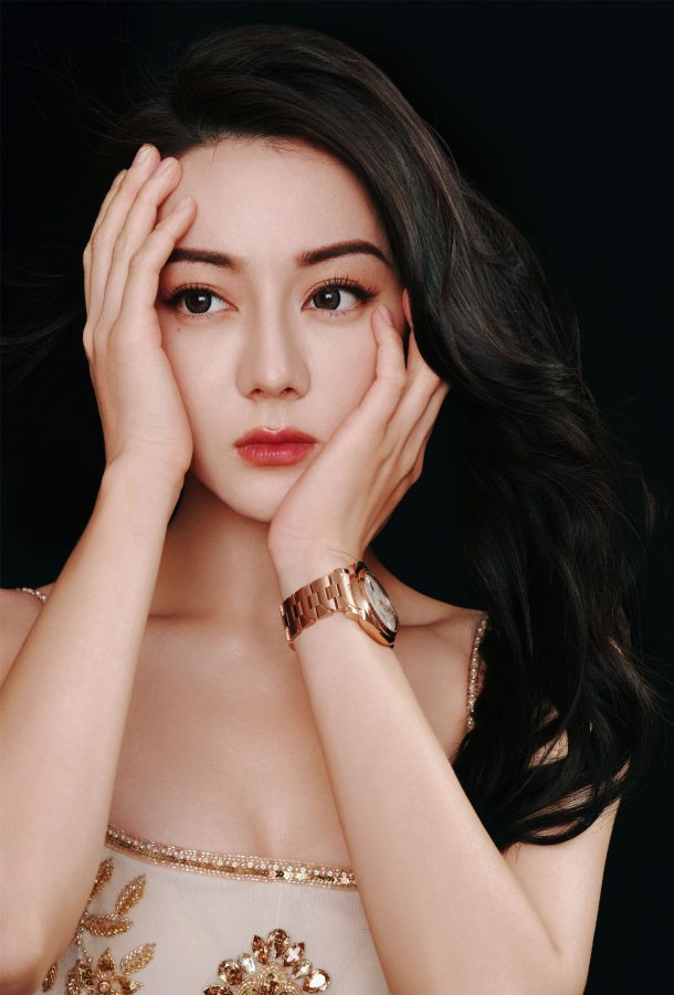 女明星迪丽热巴代言名表穿低胸吊带晚礼服展露事业线(5/9)