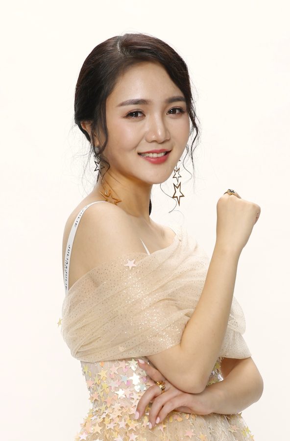靳梦佳录制湖南卫视综艺节目《我是未来》无修定妆照(10/11)