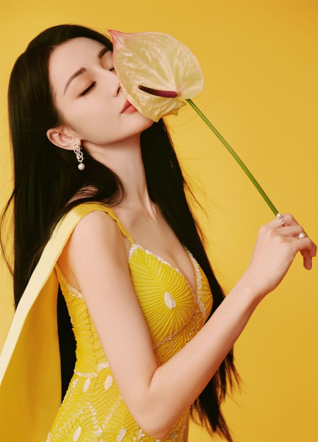 迪丽热巴身穿典雅黄裙出席品牌代言活动大秀深沟(7/11)