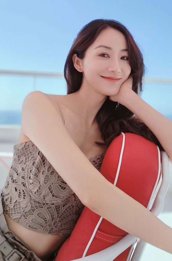 女星韩雪玉足穿高跟凉拖度假小秀事业线(2/11)